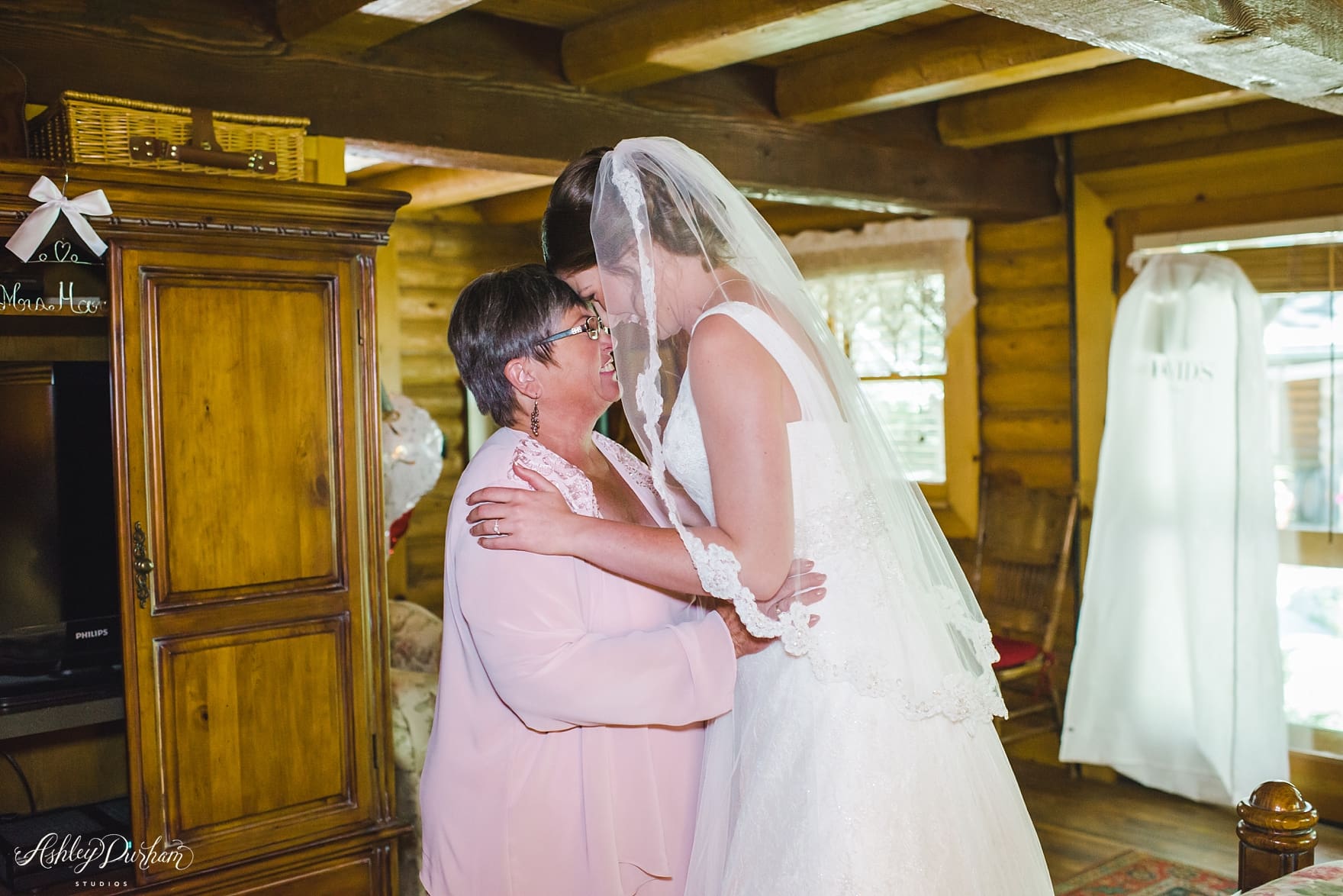 Inn at Fawnskin Wedding, Fawnksin Wedding, Big Bear Lake Wedding, moment with mom before wedding