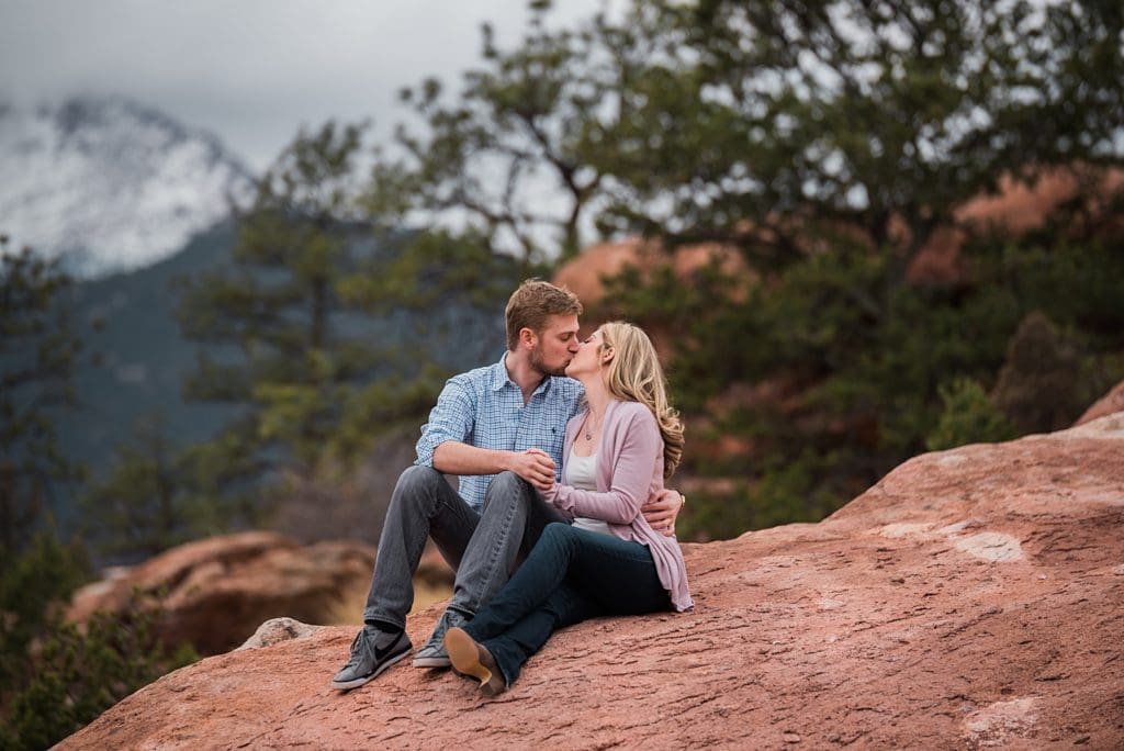 couple kissing at garden of the gods