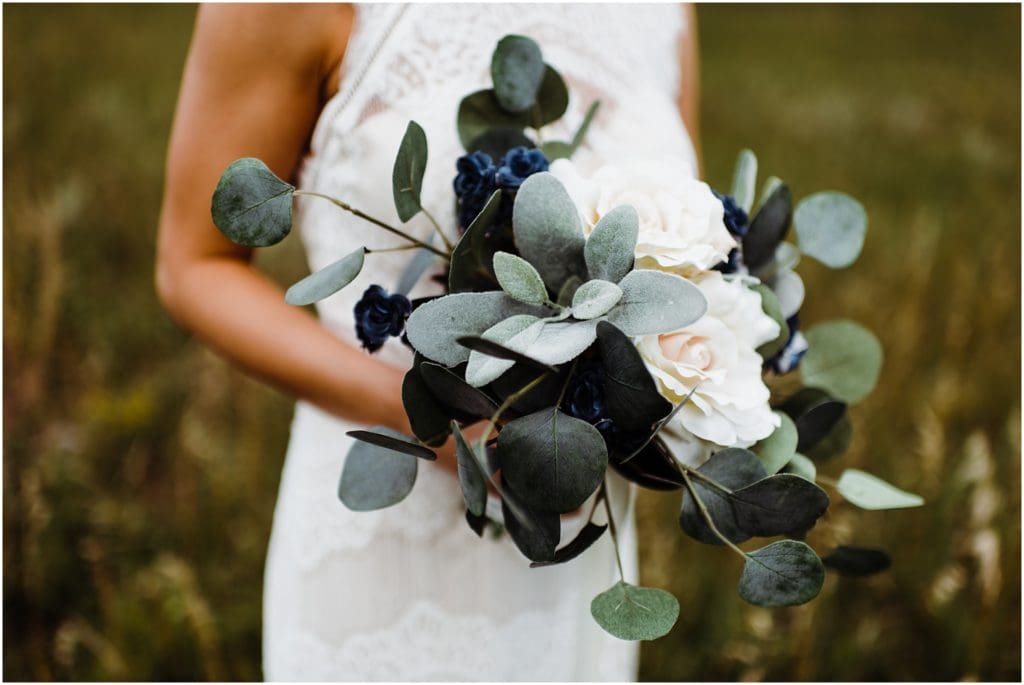 gorgeous and simple wedding bouquet 