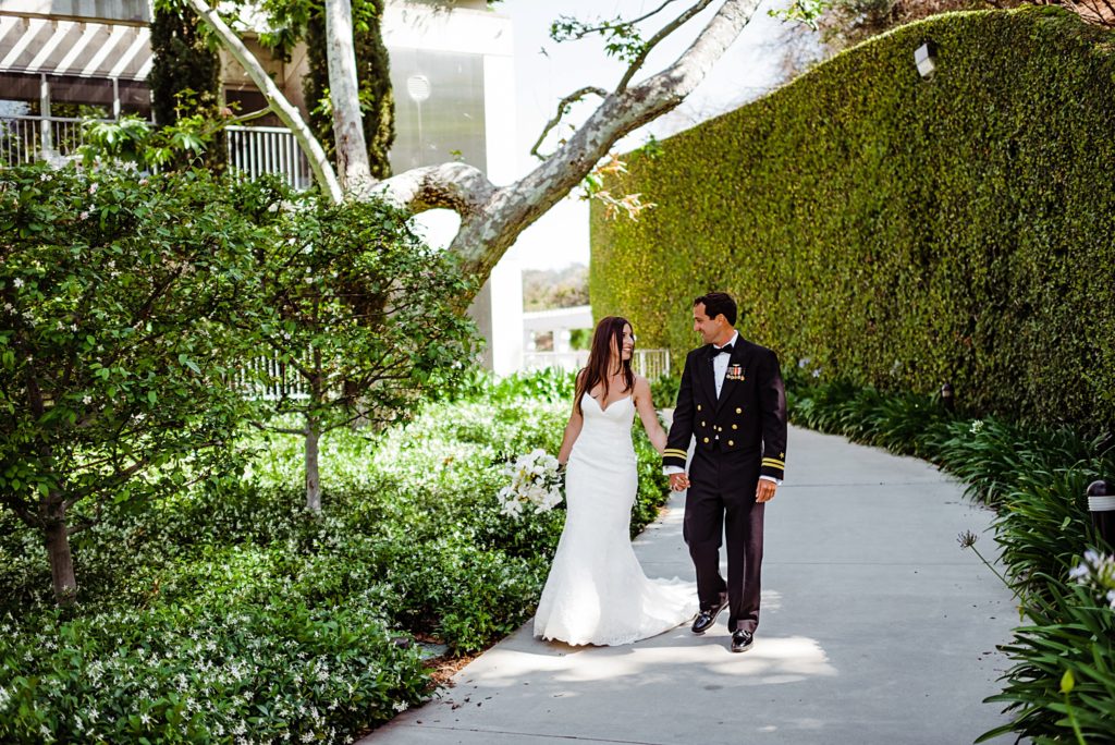 wedding photos at skirball cultural center in los angeles