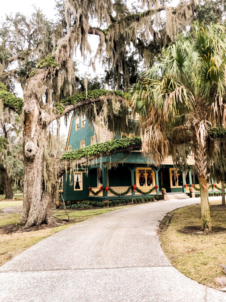 jekyll island houses at christmastime