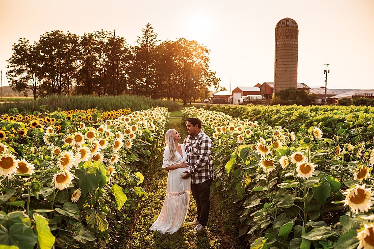 couples photos in a sunflower field