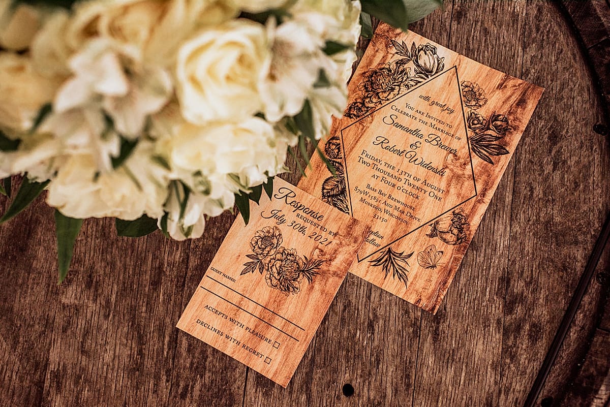 wedding invitations with bouquet