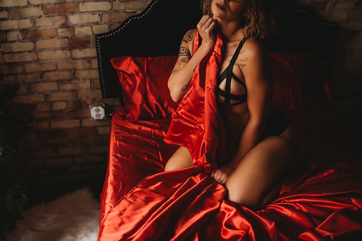 boudoir with red satin sheets milwaukee boudoir photographer ashley durham photography the secret pinup
