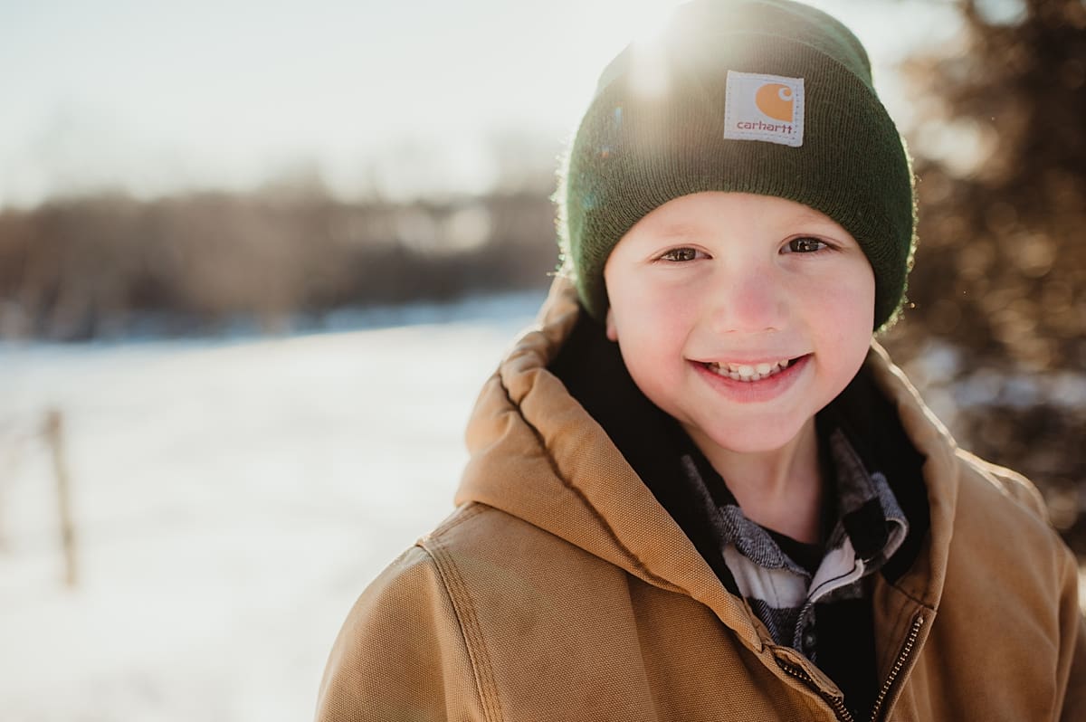 what kids should wear to keep warm during a snowy family photo session