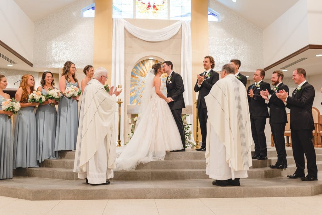 wedding at lumen christi catholic church in mequon