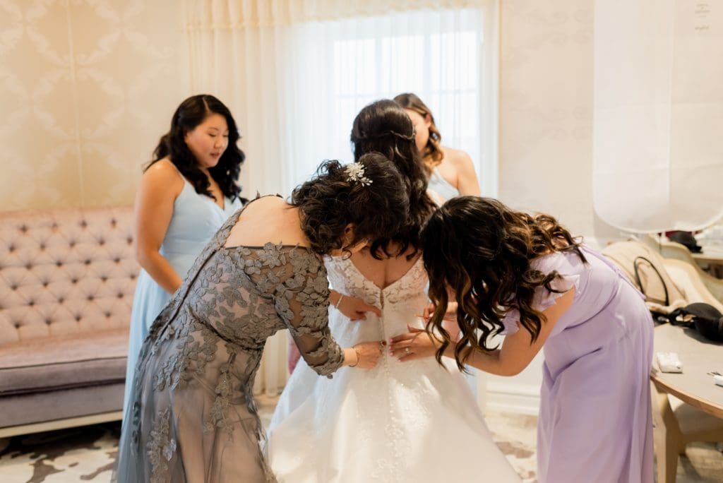 bride getting ready at the bridal suite at the stella hotel in kenosha wisconsin