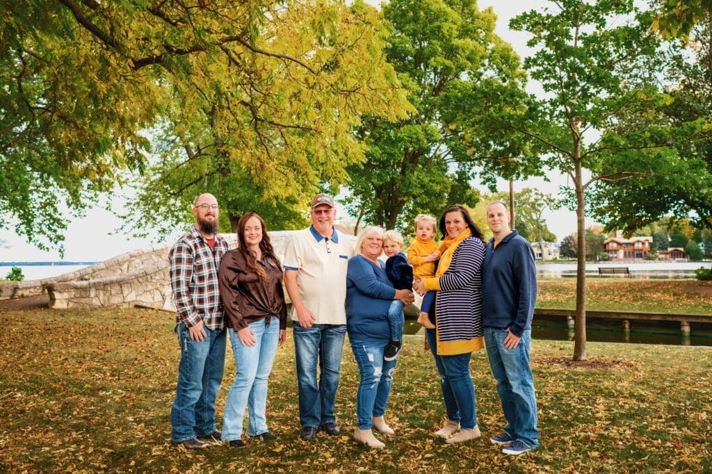 extended family session at doty park in neenah wisconsin